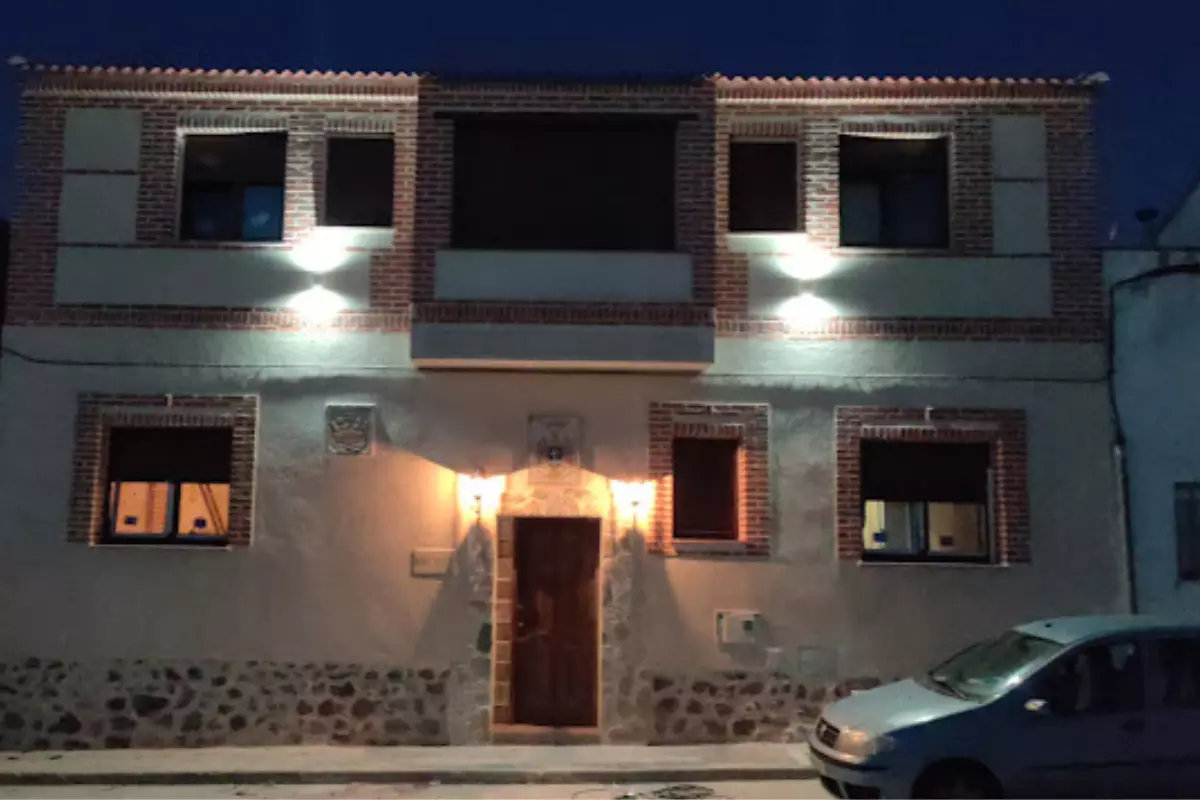 Fachada exterior de Baños del Rey por la noche 