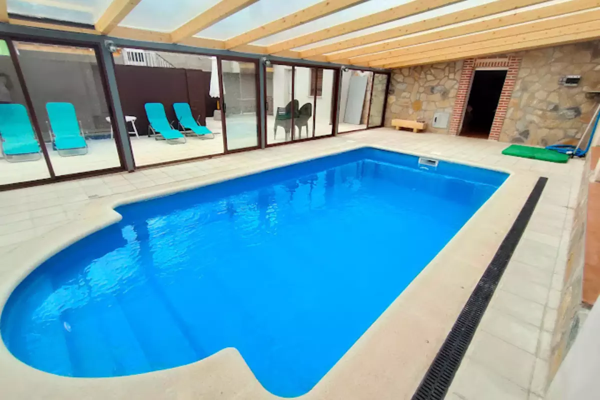 5 Ventajas de una casa rural con Piscina climatizada